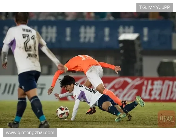 中国足球超级联赛激战正酣 多支豪门球队争夺冠军席位激烈竞争 中国足球超级联赛激战正酣 多支豪门球队争夺冠军席位激烈竞争